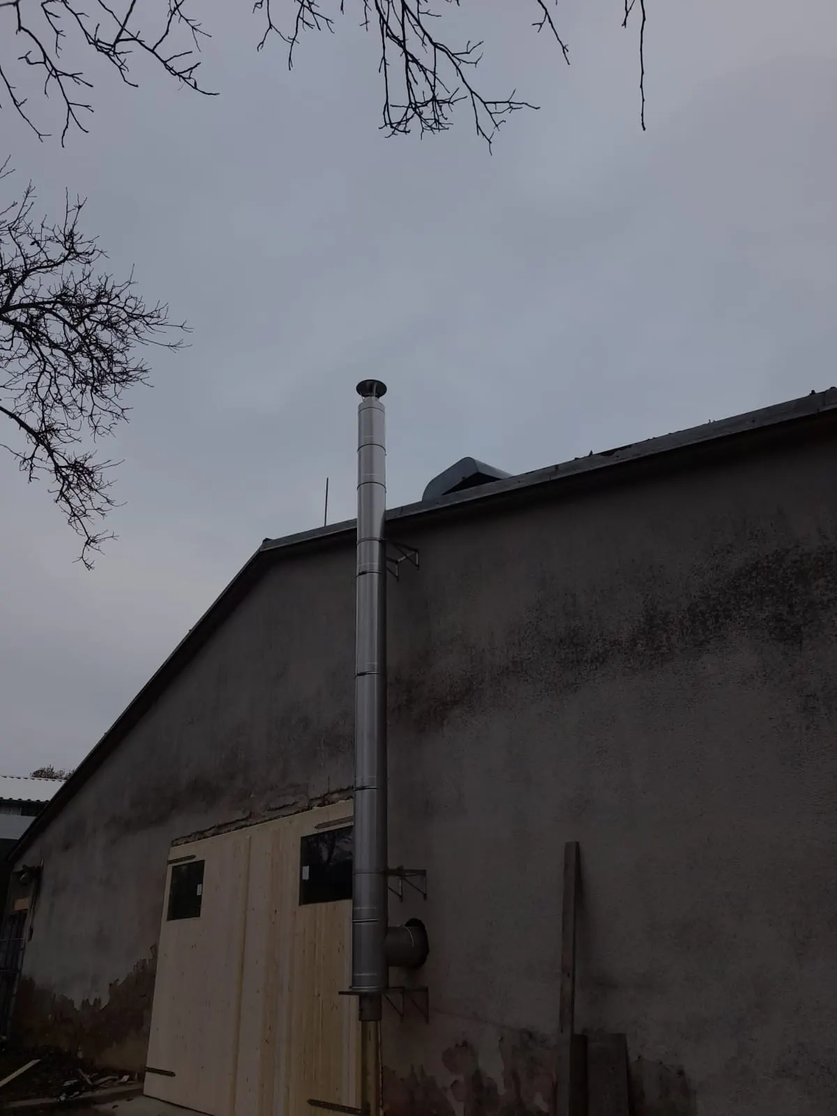Komín na hospodářské budově v krajině Posázaví