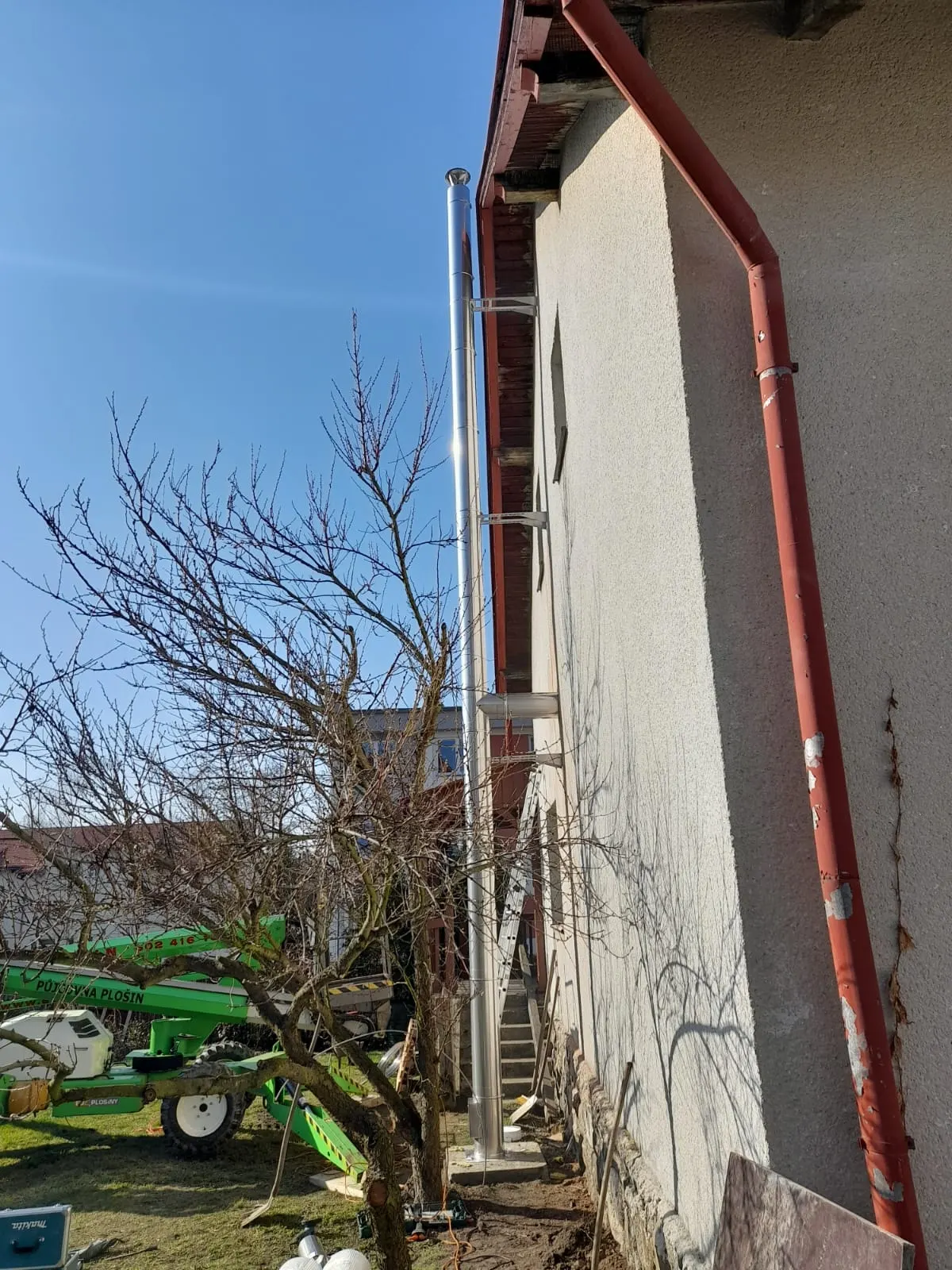 Detail spoje kouřovodu se zděří zaústěnou do komínového tělesa