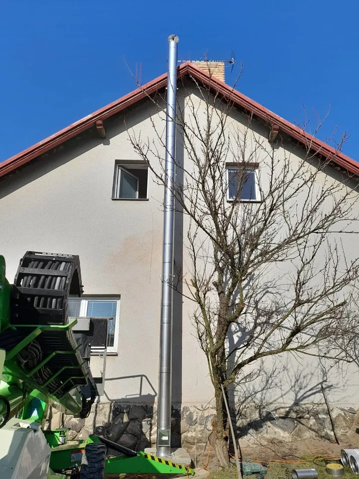 Montáž nerezového komína na štítové stěně rodinného domu z&nbsp;pracovní plošiny